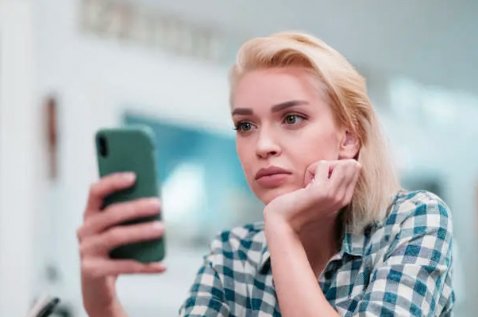 Mujer mirando redes sociales en el móvil Comparación entre redes sociales idealizadas y realidad cotidian