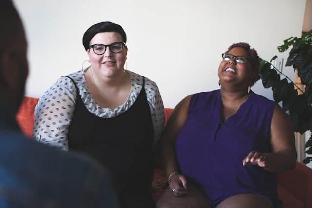 Pareja del mismo sexo conversando en un entorno seguro (2) Terapia inclusiva para parejas LGTBI en Fuengirola