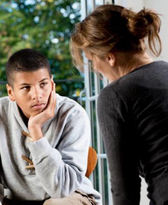 Resolcer Conflictos con hijo adolescente Adolescente que supera dificultades emocionales con ayuda psicológica en Mijas.