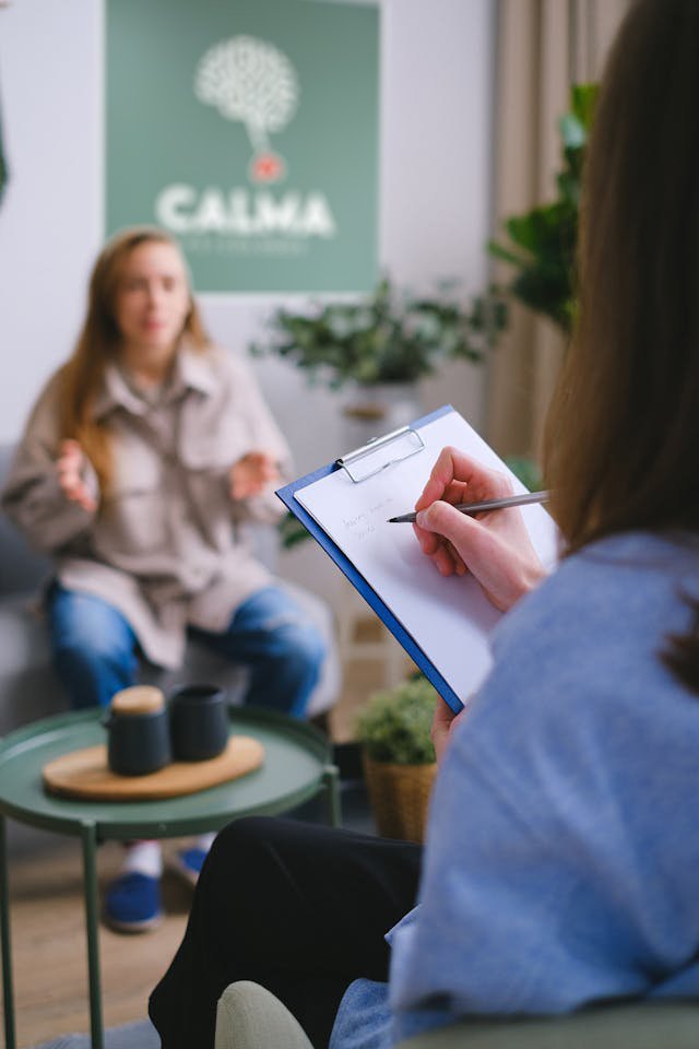 consulta psicologica en Fuengirola Psicóloga de Calma Psicólogos hablando con paciente en consulta de Fuengirola