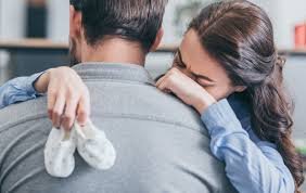 Madre abrazando a padre en duelo perinatal tras la pérdida de su bebé en Fuengirola