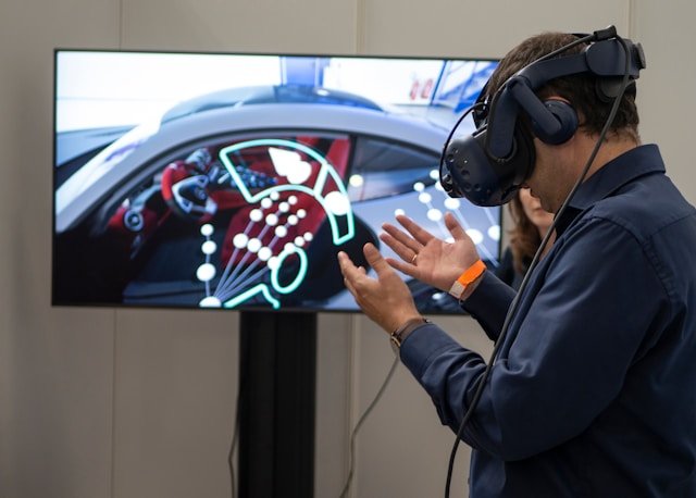 tratamiento para Fobia a volar Paciente enfrentando miedo a volar mediante realidad virtual en CALMA PSICÓLOGOS