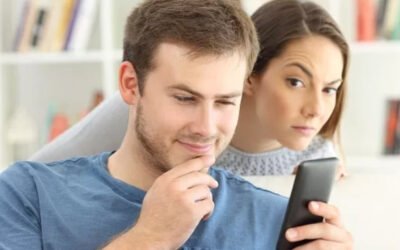 Intimidad vs. Privacidad: ¿Está bien mirar el móvil de tu pareja?