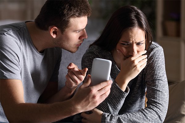 Pareja discutiendo sobre si está bien mirar el móvil de tu pareja en Fuengirola y Mijas