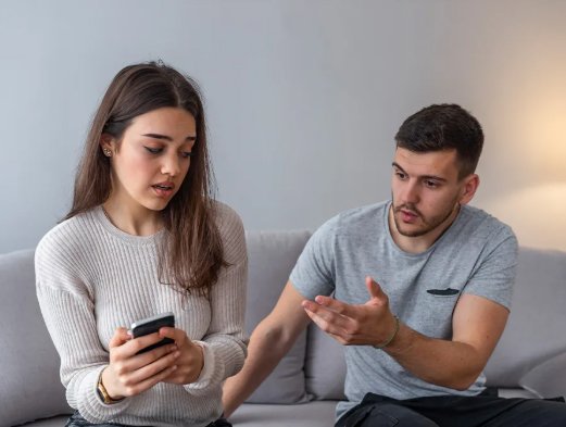 Reflexión sobre si está bien mirar el móvil de tu pareja en Fuengirola