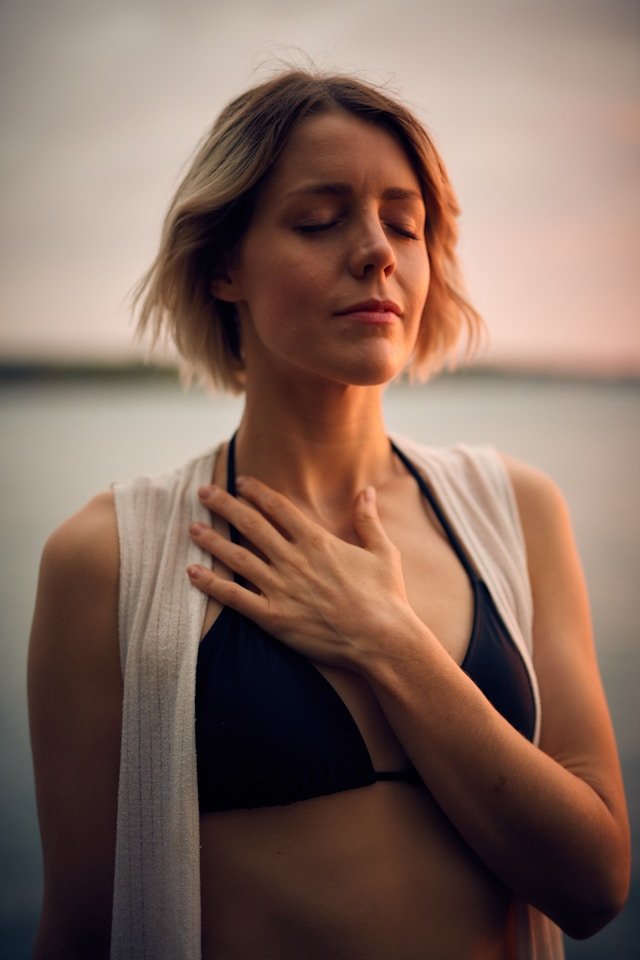 persona meditando para reducir ansiedad y estrés