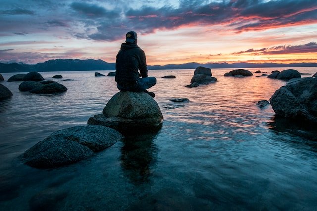 Hombre practica mindfulness para mejorar la salud mental