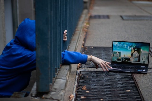 hombre enganchado a la tecnología