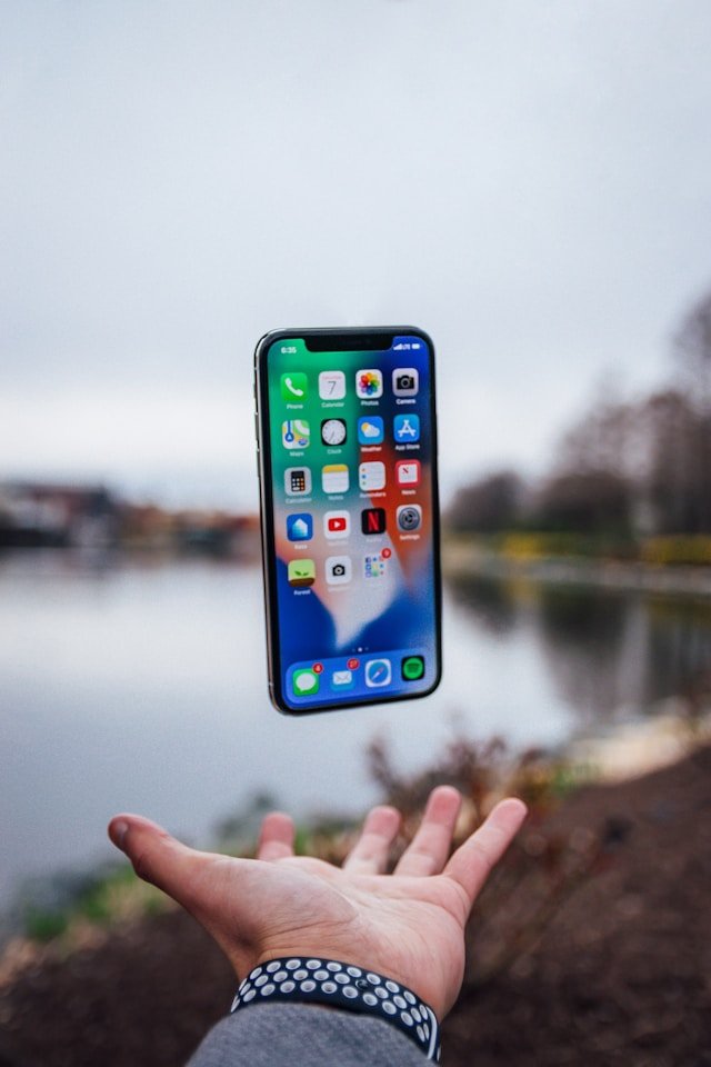 hombre enganchado a la tecnología