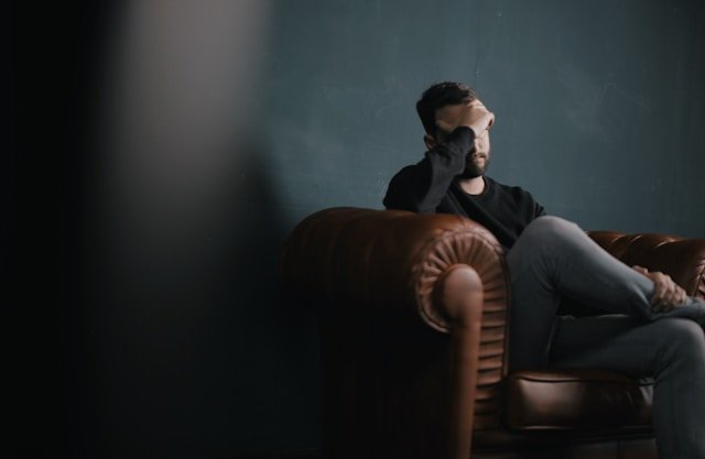 Hombre en terapia en Fuengirola para controlar la ansiedad con técnicas de mindfulness