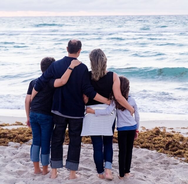 Couple resolving arguments during family holiday