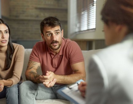 Couple talking to a psychologist in couples therapy in Fuengirola